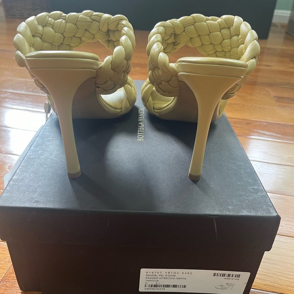 New in box Bottega Veneta curve twist sandals. Tapioca color. Size Euro 41.